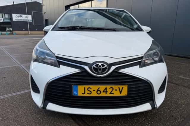 Toyota Yaris (2016) thumbnail 2