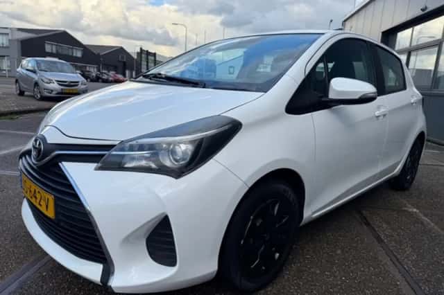 Toyota Yaris (2016) thumbnail 3