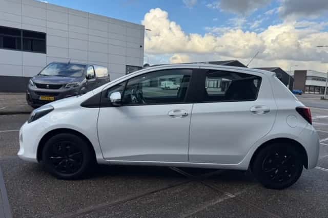 Toyota Yaris (2016) thumbnail 4