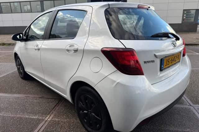 Toyota Yaris (2016) thumbnail 5