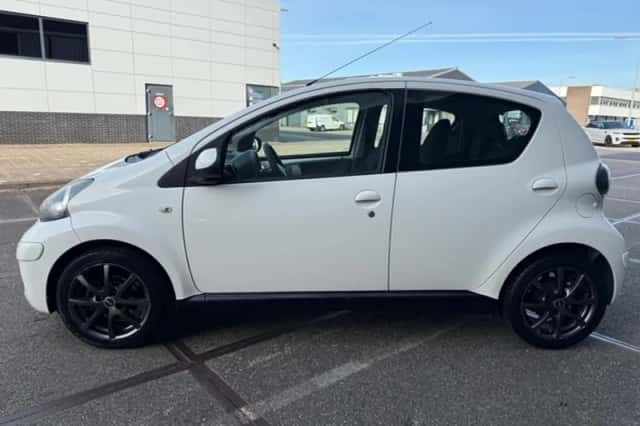 Toyota Aygo (2010) thumbnail 3