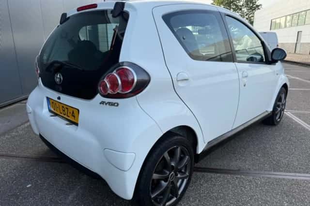Toyota Aygo (2010) thumbnail 6