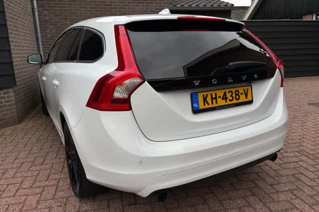 Volvo V60 (2016) thumbnail 3