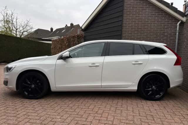 Volvo V60 (2016) thumbnail 4