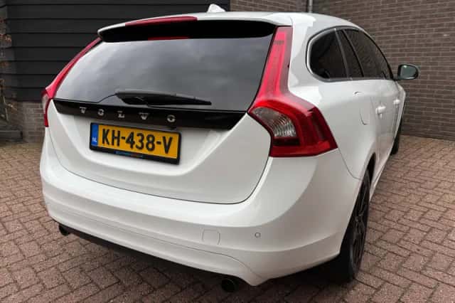 Volvo V60 (2016) thumbnail 5