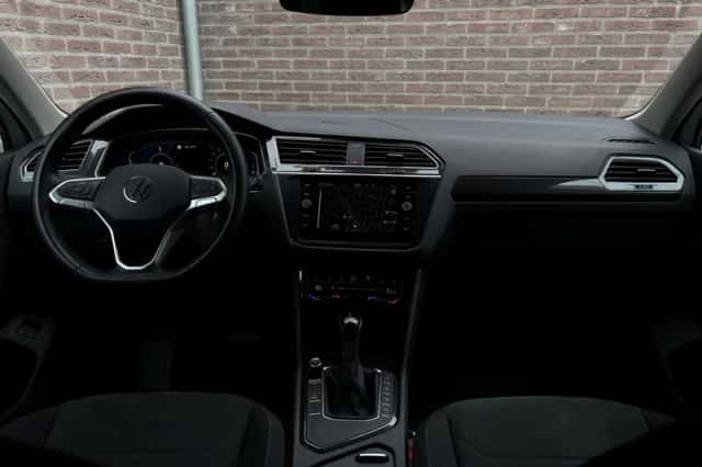 Volkswagen Tiguan (2021) thumbnail 2