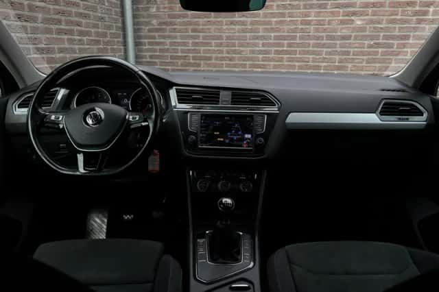 Volkswagen Tiguan (2017) thumbnail 2