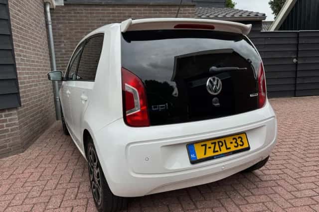 Volkswagen Up! (2015) thumbnail 3