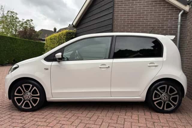 Volkswagen Up! (2015) thumbnail 4
