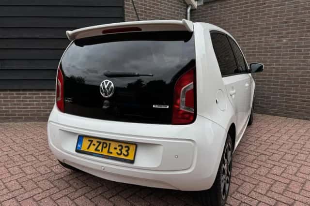 Volkswagen Up! (2015) thumbnail 5