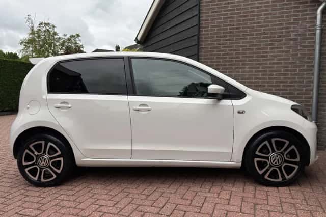 Volkswagen Up! (2015) thumbnail 6
