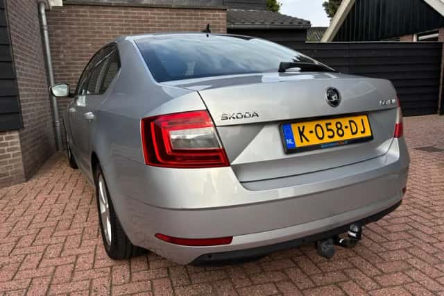 Škoda Octavia (2019) thumbnail 3