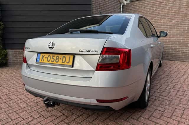 Škoda Octavia (2019) thumbnail 5