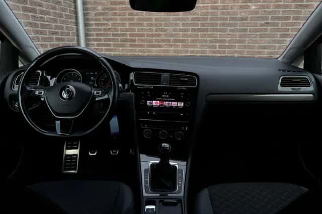 Volkswagen Golf (2018) thumbnail 2