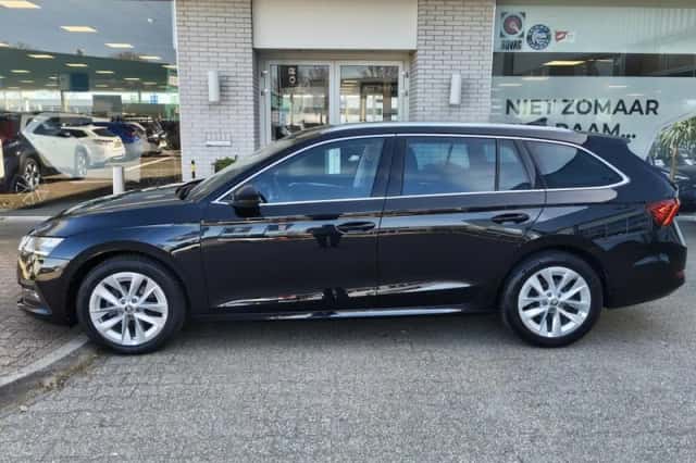 Škoda Octavia (2023) thumbnail 3