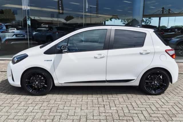 Toyota Yaris (2019) thumbnail 3