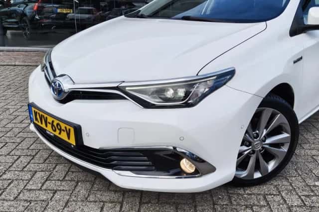 Toyota Auris (2016) thumbnail 2