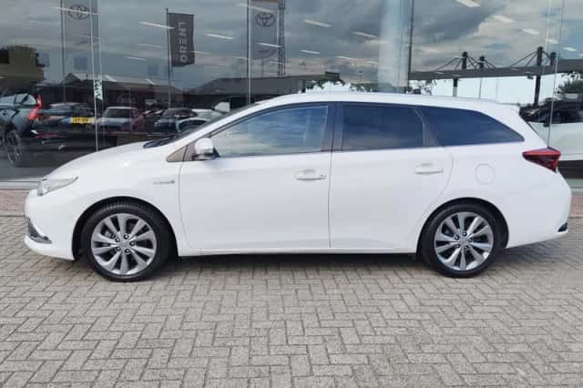 Toyota Auris (2016) thumbnail 3