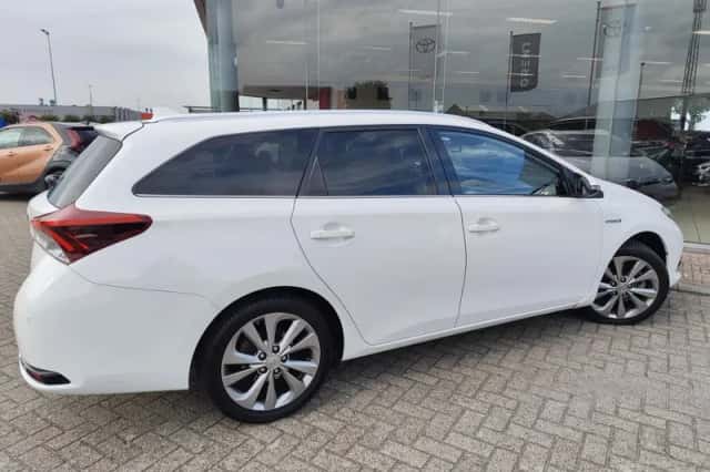 Toyota Auris (2016) thumbnail 5