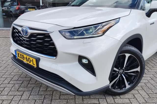 Toyota Highlander (2021) thumbnail 2