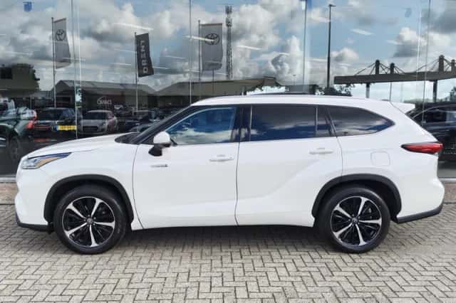 Toyota Highlander (2021) thumbnail 3