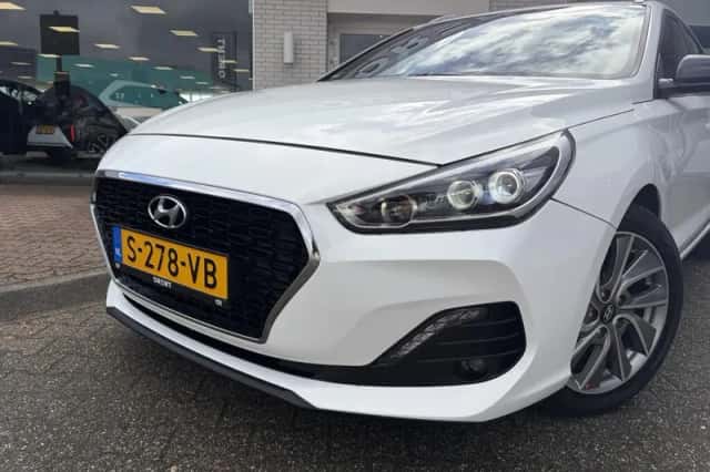 Hyundai i30 (2018) thumbnail 2