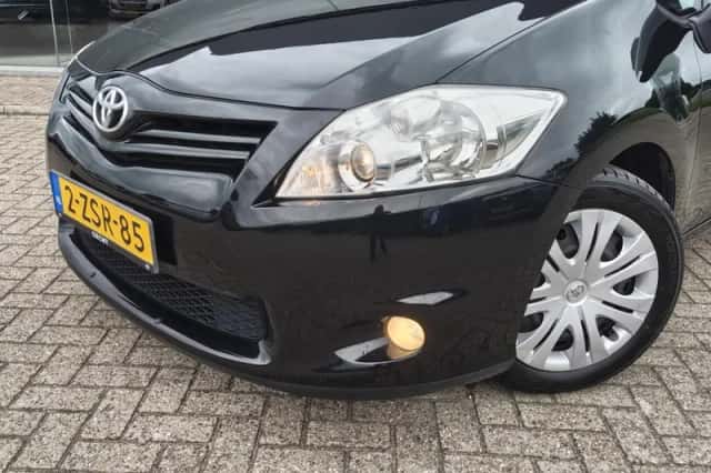 Toyota Auris (2011) thumbnail 2