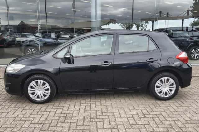 Toyota Auris (2011) thumbnail 3