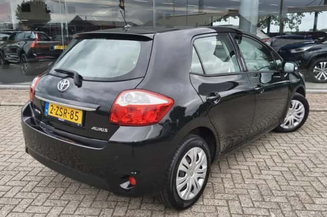 Toyota Auris (2011) thumbnail 4