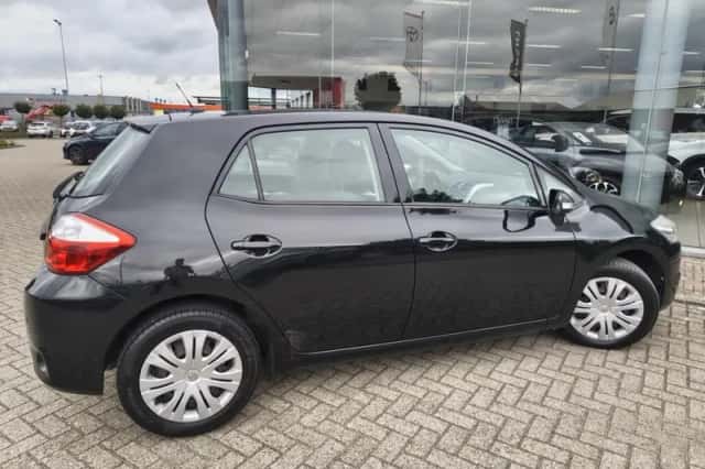 Toyota Auris (2011) thumbnail 5