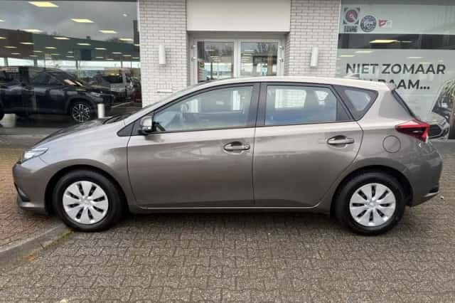 Toyota Auris (2017) thumbnail 3