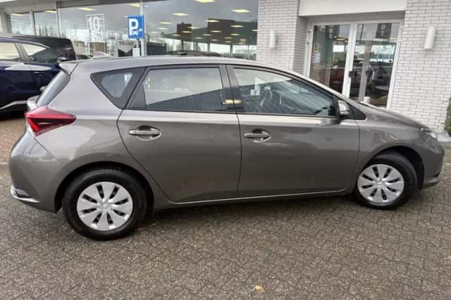 Toyota Auris (2017) thumbnail 4