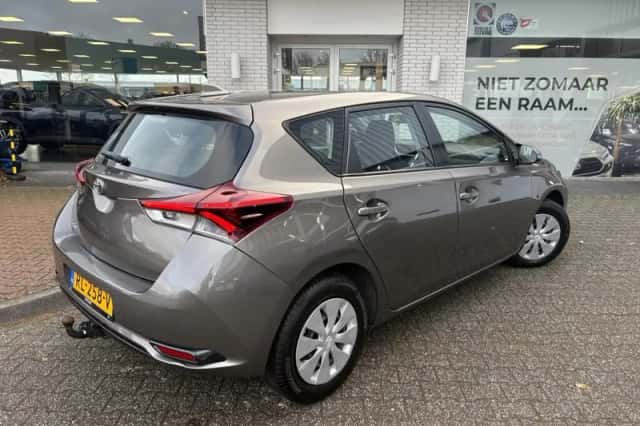 Toyota Auris (2017) thumbnail 5