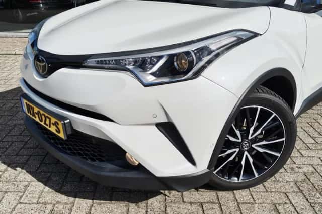 Toyota C-HR (2017) thumbnail 2