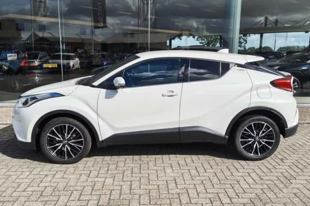 Toyota C-HR (2017) thumbnail 3