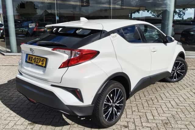 Toyota C-HR (2017) thumbnail 4