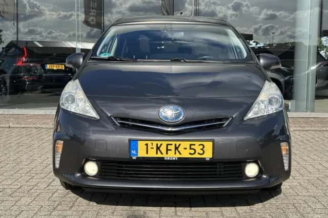 Toyota Prius Wagon (2013) thumbnail 2