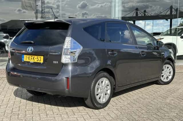 Toyota Prius Wagon (2013) thumbnail 3