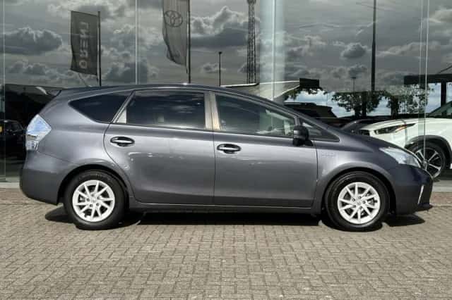 Toyota Prius Wagon (2013) thumbnail 4