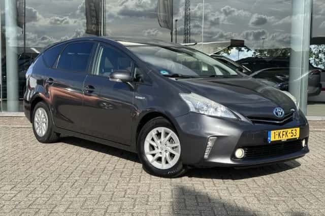 Toyota Prius Wagon (2013) thumbnail 5