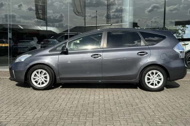 Toyota Prius Wagon (2013) thumbnail 6