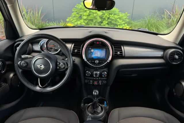 MINI Cooper (2019) thumbnail 2