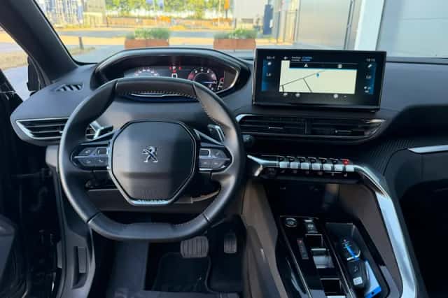 Peugeot 5008 (2023) thumbnail 2