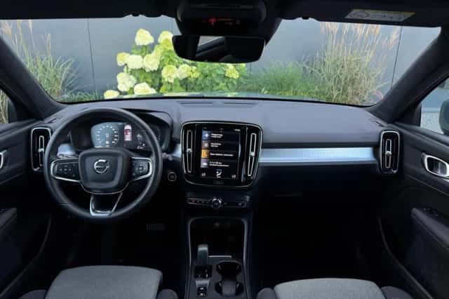 Volvo XC40 (2023) thumbnail 2