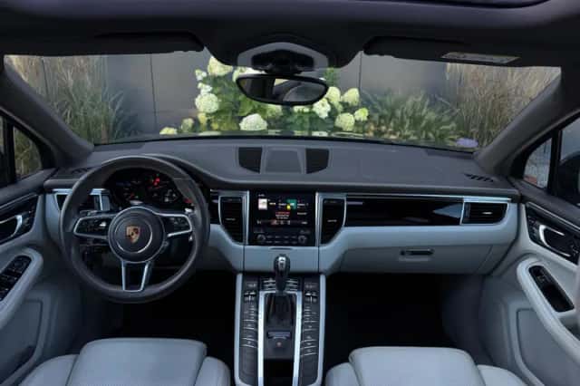 Porsche Macan (2018) thumbnail 2