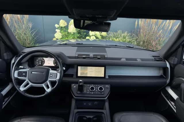 Land Rover Defender (2021) thumbnail 2