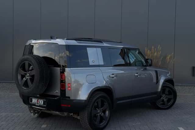 Land Rover Defender (2021) thumbnail 3