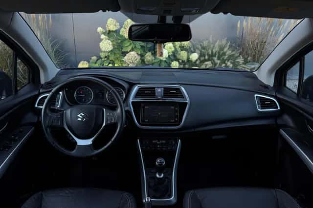 Suzuki S-Cross (2019) thumbnail 2