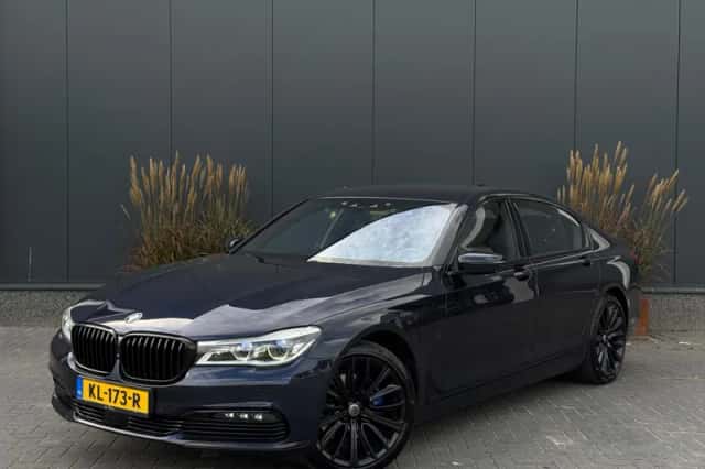 BMW 7-Serie (2016) thumbnail 1