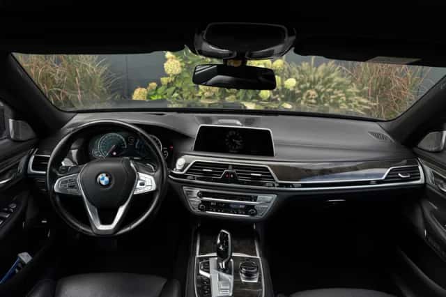 BMW 7-Serie (2016) thumbnail 2